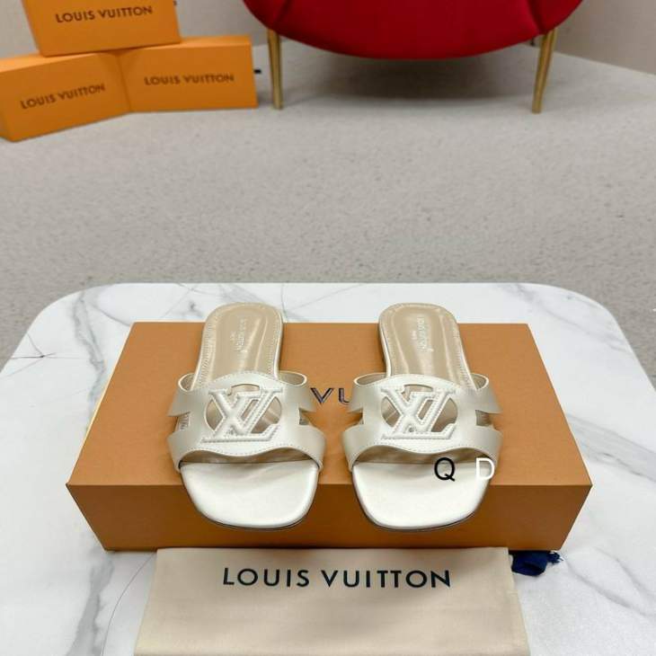Picture of Louis Vuitton Slippers _SKULVsz35-40GDT0606467